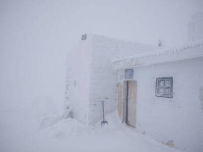 В Карпатах продолжается снежная вьюга: поднялся ураганный ветер (ВИДЕО)