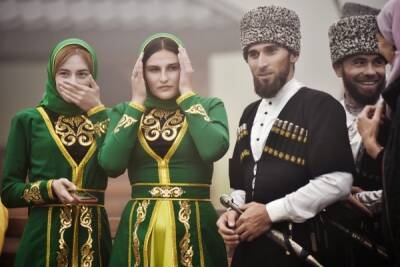 Чеченцы рассказали, как допустимо проявлять внимание к мусульманским женщинам