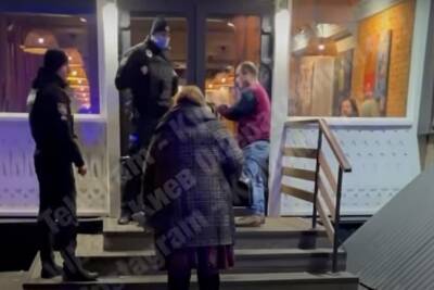 В Киеве пьяные иностранцы порезали трех человек