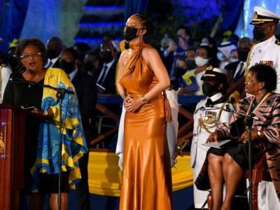 Барбадос празднует выход из-под власти британской короны: Rihanna объявили ​​"национальным героем"