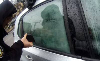 Во Львове полицейские развлекали мультиками ребенка, который случайно оказался запертым в машине (ВИДЕО)
