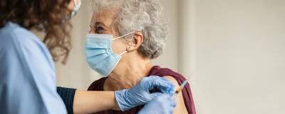 В Смольном планируют платить пенсионерам за вакцинацию от COVID-19