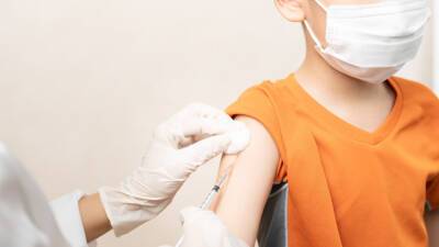 Во Франции рекомендовали вакцинировать детей из групп риска от COVID-19
