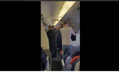 В Пулково пассажиры застряли в самолете рейса Петербург-Доминикана без еды и воды на 5 часов