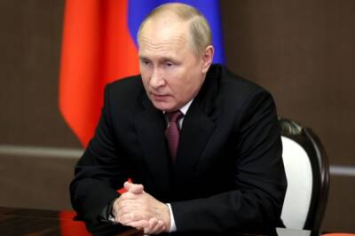 Путин поручил подготовить план действий из-за появления омикрон-штамма