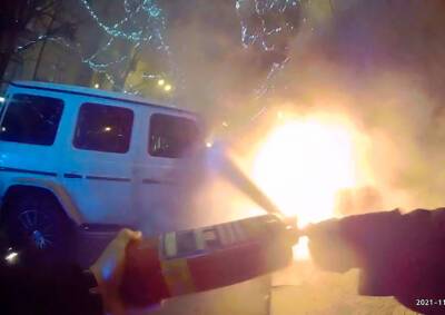 Мужчина поджег «Гелендваген» в центре Праги и едва не сгорел сам: видео