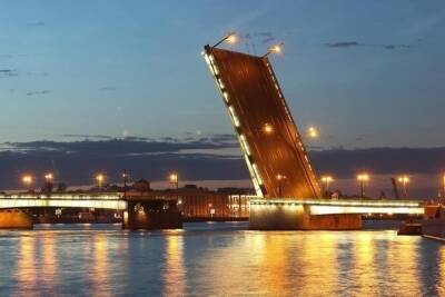 Снегопад не позволил развести Литейный мост в Петербурге