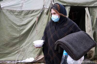 Беженцам на белорусско-польской границе раздали теплые одеяла, переданные при поддержке ООН