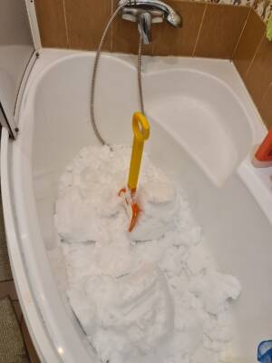 Петербуржцам предложили самим убрать снег с улиц и растопить его в ванной