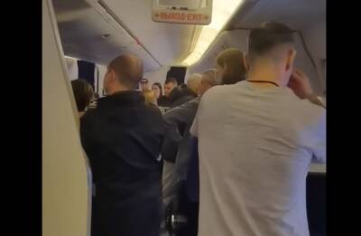 Самолет с пассажирами 5 часов не может вылететь из Пулково — видео