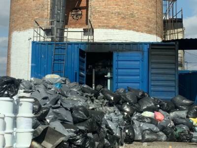 В Киевской области разоблачили группировку, которая выбрасывала отходы из COVID-отделений на земельные участки в трех областях