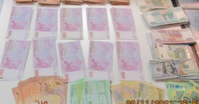 Таможенники обнаружили в багаже незадекларированные 24 705 евро