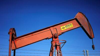 Цена нефти Brent впервые с августа опустилась ниже $70 за баррель