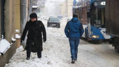 Неразбериха в коммунальной сфере спровоцировала снежный коллапс в Петербурге