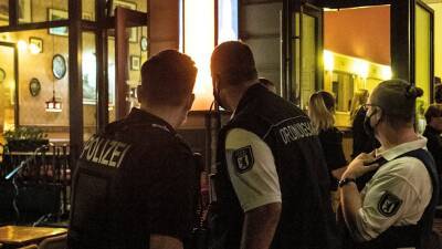 Парадокс в Берлине: невакцинированные полицейские контролируют правило «2G»