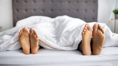 Развод на ночь: как спать в одной кровати и не растерять сексуальное влечение
