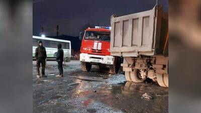 Два человека погибли при наезде грузовика на остановку в Рязани