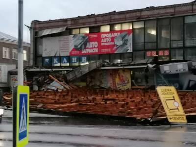 Разбушевавшийся ураган в Воронежской области сорвал с торгового центра крышу