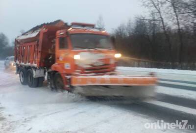 Дорожники Ленобласти попросили не мешать работе спецтехники во время уборки снега