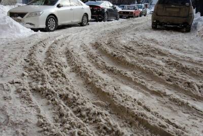 В Петербурге дорожники занялись укладкой асфальта в снегопад