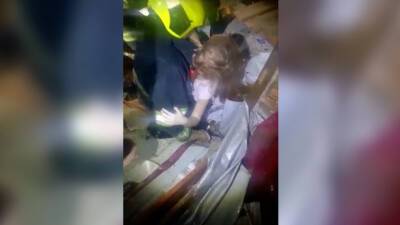 Спасатели Подмосковья вытащили 8-летнего ребёнка из-под завалов частного дома — видео