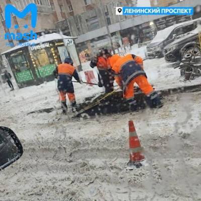 В Петербурге дорожники укладывали новый асфальт во время сильного снегопада