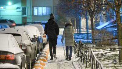 Коммунальщики устраняют наледь на улицах Петербурга с помощью вредных химикатов