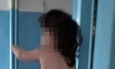Маленькую девочку без одежды обнаружили тюменцы в общем коридоре многоквартирного дома на Лесобазе
