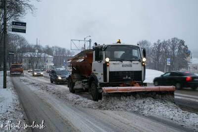 В Смоленске продолжают борьбу с последствиями снегопада