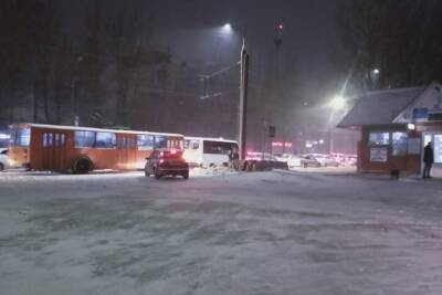 В Смоленске начался «транспортный коллапс» из-за сильного снегопада