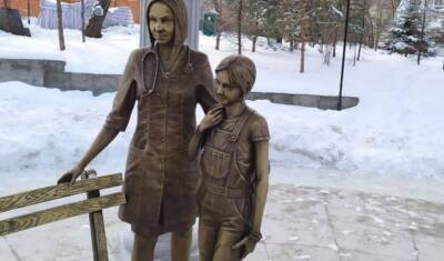 Хабаровчане возмущаются памятнику медику с ребенком
