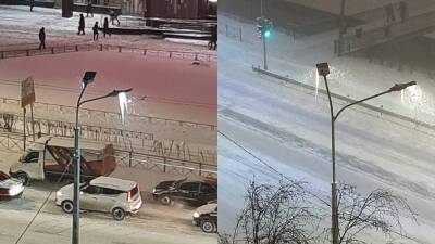 Километровые пробки и «сосульки-убийцы» образовались в Петербурге после мощного снегопада