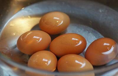 Как варить треснувшее яйцо из супермаркета, чтобы содержимое при варке не вытекло: результат вас порадует