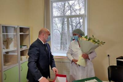 Губернатор поздравил с 72-летием врача из Щекино, вышедшего с пенсии для борьбы с ковидом