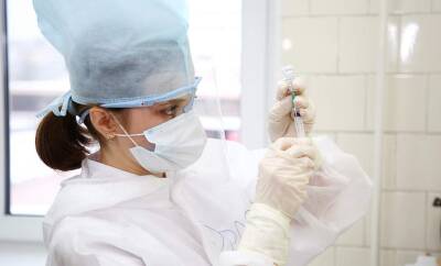 Три защитных укола. Сотрудники Гродненской университетской клиники начали получать бустерную дозу вакцины