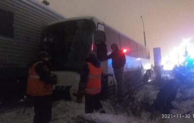 На юге Петербурга рейсовый автобус попал под поезд. Есть пострадавшие