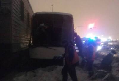 Товарный поезд врезался в автобус в Ленинградской области