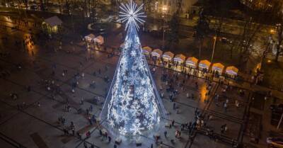ФОТО. В Вильнюсе опять создали самую невероятную елку с 96 разными снежинками