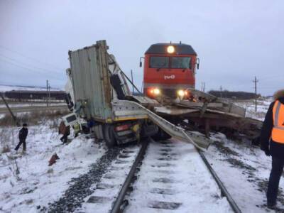 В Ленобласти грузовой поезд врезался в автобус