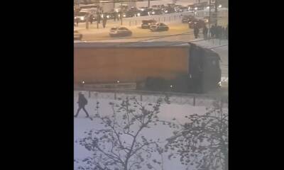 На юге Петербурга толкали увязший в снегу грузовик с мукой