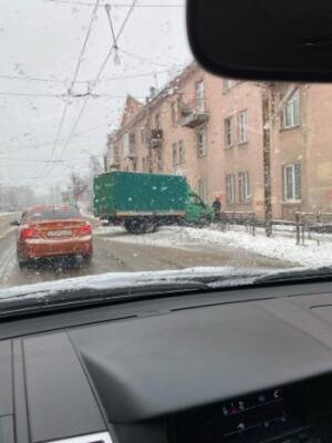 Эпичное ДТП с зеленым фургоном в центре Вологды на ул. Герцена