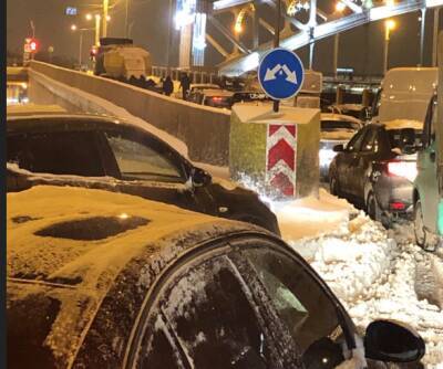 До сих пор не все водители в Петербурге добрались домой, пробки из-за снега 6 баллов