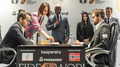 33 хода: Карлсен и Непомнящий сыграли вничью в самой короткой партии матча за шахматную корону