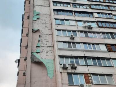 Сильный ураганный ветер в Киеве сорвал утеплитель с многоэтажки (ФОТО)
