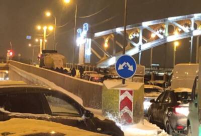 Муковоз застрял у Большеохтинского моста и стал причиной серьезной пробки