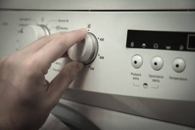 Для чего знающие хозяйки кладут мочалки в стиральную машинку: бытовая хитрость