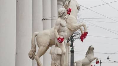 «В красных варежках кони стоят у Невы»: в Питере спасали скульптуры от холода