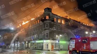 В Саратове загорелось здание бывшей гостиницы