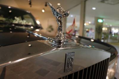 В США мужчина сделал на лице татуировку с логотипом Rolls-Royce