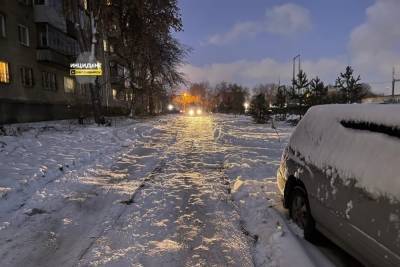 Водители проложили автостраду по новому скверу в Новосибирске